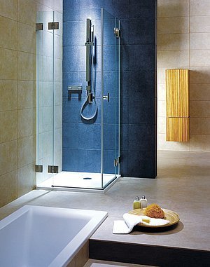 Nejnovější sprchové kouty Niven značky KOLO se skládají pouze z průhledných skleněných ploch a nezbytných kování.