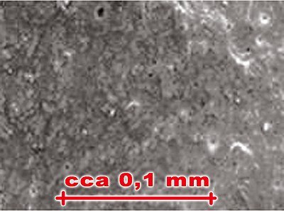 Mikroskopicky hladký povrch omítky Baumit Nanopor ztěžuje rozpoznání částic nečistot.
