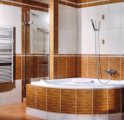 Velkoformátové obklady Maracana imitující světlé dřevo jsou ozdobou každé koupelny