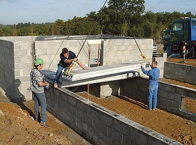Předností panelů je nízká hmotnost a tím snadná doprava a ukládání hydraulickou rukou na připravené zdivo