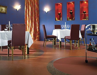 Přírodní linoleum XF je vhodné i  do nejnáročnějších prostorů jako jsou například restaurační provozy