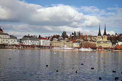 Pohled na město Luzern od KKL. Vpředu jezero stejného jména – Luzern.