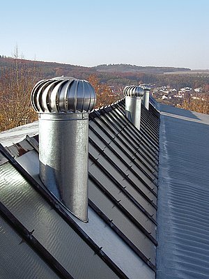 Turbíny LOMANCO na šikmé střeše
výrobní haly