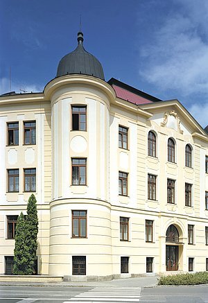 Obr. 6: Dalším významným cílem produkce oken společnosti TTK CZ jsou starší a historické objekty, jako je tento příklad budovy soudu.