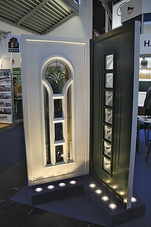 Obr. 5: Dveře s výplní typu BERYL s vitrážovým zasklením