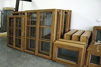Obr. 4: Dvojitá okna (hovorově špaletová nebo kastlíková) putují z výrobny TTK většinou na starší nebo historické budovy. Kromě typické barvy mohou mít i „starobylou“
povrchovou úpravu s uměle zvrásněným, drátkovaným povrchem.