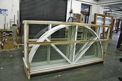 Obr. 5: Společnost TTK CZ vyrábí také okna či okenní díly různých tvarů včetně
obloukových
