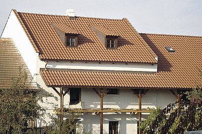 Třetí místo v kategorii Veřejné budovy získal Jan Sobotka za novou střechu na bytovém domě ve starší zástavbě v obci Luže (románská běžná 12)