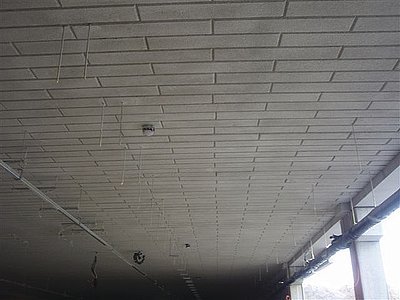 Fasrock L – frézovaná lamela:
Esteticky čistý a jemně členěný strop
v technickém podlaží nebo v prodejně
upravený nástřikem v bílé barvě:
nevyžaduje speciální rošty nebo jiné
konstrukce