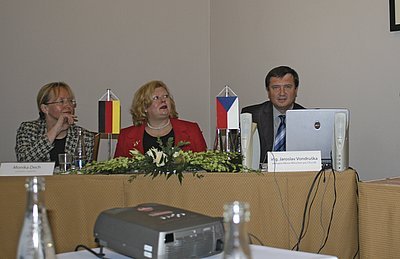 Ředitelka velethu BAU 2011 paní Monika Dech (vlevo)
s překladatelkou a Ing. Jaroslavem Vondruškou, zástupcem
veletrhů Messe München pro ČR a SR
