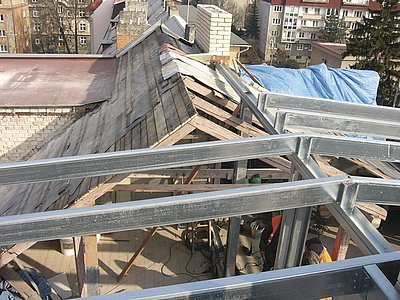 Tenkostěnnou střešní konstrukci nástavby tvoří jednoduchá
sedlová střecha se sklonem 5°