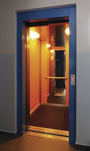 Rekonstrukce výtahu v panelovém domě – Schindler 6300