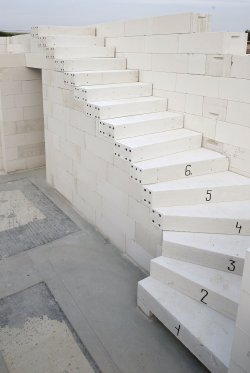 Ihned po zatvrdnutí malty už může schodiště sloužit i ve svém hrubém stavebním provedení