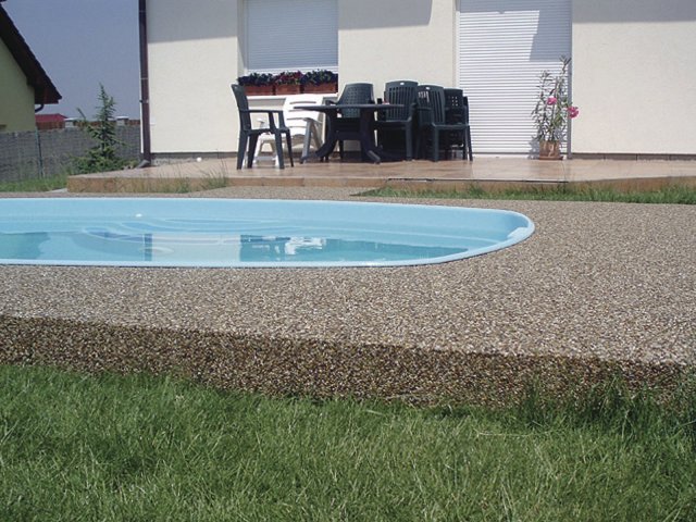 Okolí bazénu – kamenný koberec pojený
epoxidovou hmotou Lena P 102-2
