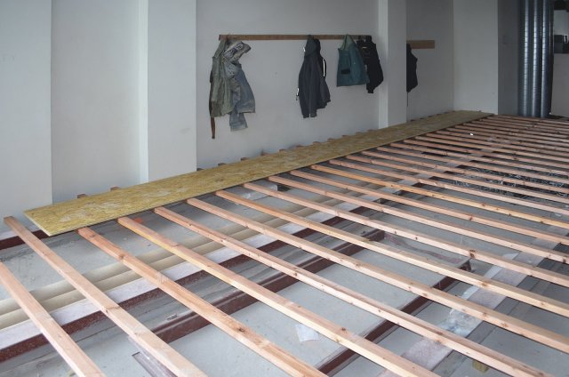 Při montáži podlahy se nejprve položily OSB desky na dřevěný rošt