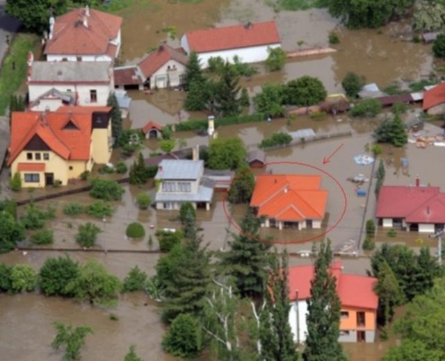 Dům s fasádou Novabrik. Povodně 2013, Veltrusy