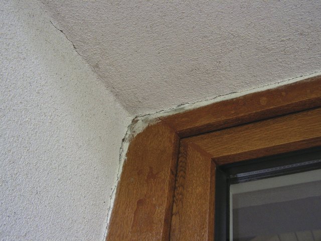 Ne ojedinělým výsledkem klasického zednického zapracování jsou „kulaté“ rohy a špinavé okenní rámy