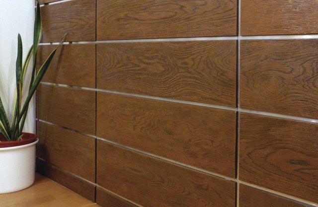 Obkladové panely z betonové směsi imitují dřevo naprosto dokonale