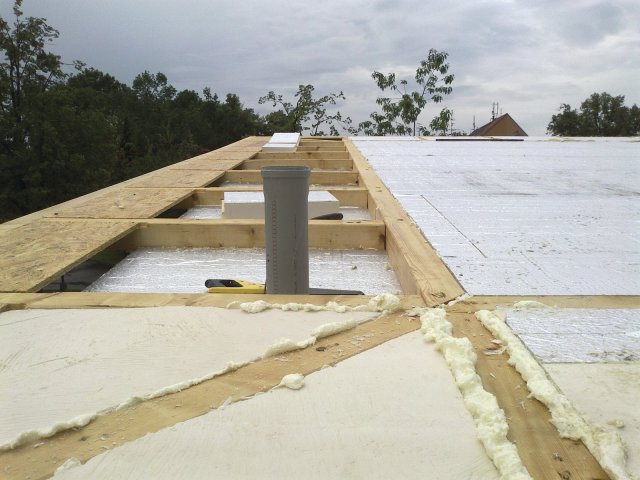 Tepelnou izolaci střechy zajišťují desky z PIR pěny