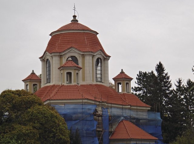 Rekonstrukce střechy Kaple sv. Anny v Panenských Břežanech získala nejen první místo
v národní soutěži TONDACH Pálená střecha 2012, ale i druhé místo v mezinárodní soutěži
a do třetice zvítězila u pokrývačů