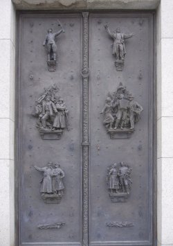 Obr. 5: Kovové dveře památníku