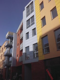 Fasáda budovy vytváří iluzi pěti navzájem nezávislých bytových domů