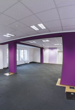 Interiér dovoluje snadnou přestavbu na menší kanceláře či bytové jednotky