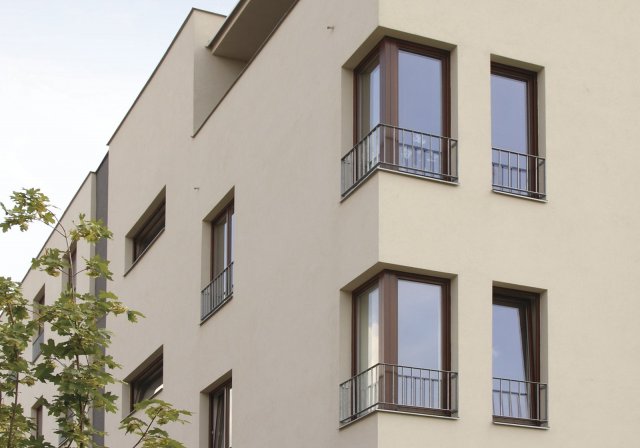 Pravá dřevěná či dřevohliníková okna jsou vhodná pro bytové domy včetně panelových (archiv firmy TTK CZ s.r.o.)