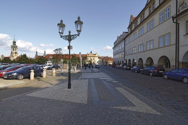 Pohled na část Loretánského náměstí směrem na Hradčany. Vpravo dům U Drahomířina sloupu, dole vlevo Pražská Loreta.