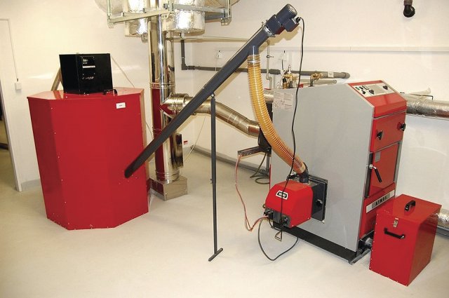 K dotápění slouží kotel ATMOS na biomasu (peletky) se systémem automatického podávání paliva