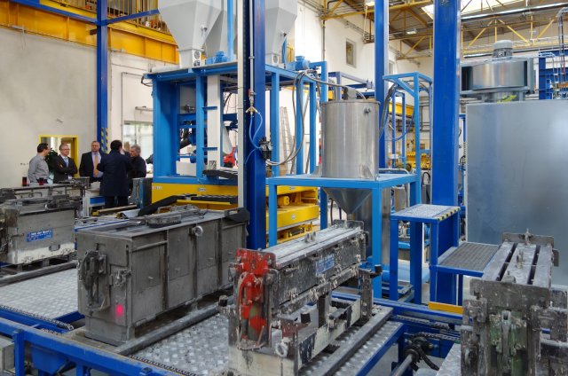 Výroba polymerbetonových žlabů se přesunula z Holandska do České republiky, na obrázcích je moderní výrobní linka v Plzni