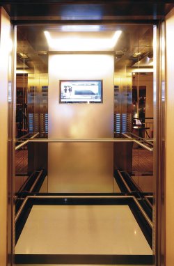 Modernizace výtahů v hotelu Hilton Prague Old Town, kam byly dodávány kabiny se zabudovaným televizorem.