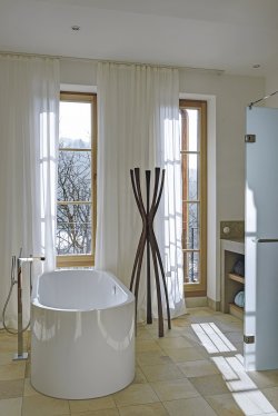 „Schloss Elmau Retreat“ sází na tvarově dokonalý design a jedinečnou kvalitu od Kaldewei.
Meisterstück Centro Duo Oval se smaltovaným panelem vytváří ústřední bod velkorysých
koupelen s neobyčejným výhledem na horskou krajinu.
