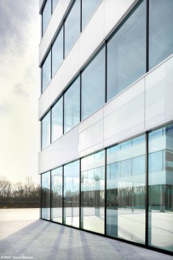 Projekt Rijvissche kantoren (2011), Belgie, Lacobel T Crisp White/ Stopray Ultra-50 on Clearvision (Foto: ©AGC Glass Europe)