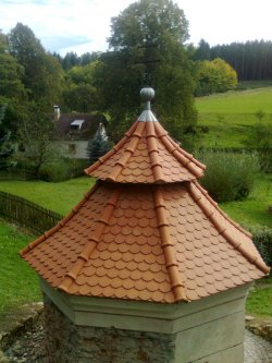 Střecha kapličky v obci Želiv