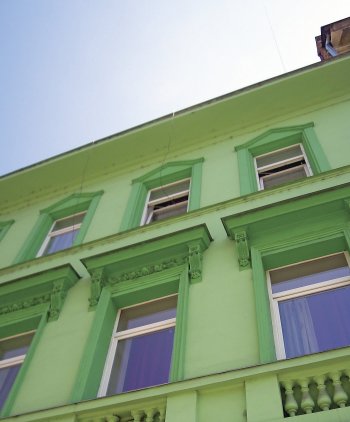 Obr. 3: Vlevo okna s bilým ostěním, vpravo okna s brčálově zelenou šambránou.