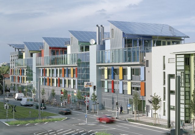 Uživatelsky přizpůsobené energeticky plusové domy (plus energy houses) a obytné kolonie z normalizovaných prvků (Rolf Disch, Solární sídliště Freiburg, Německo)