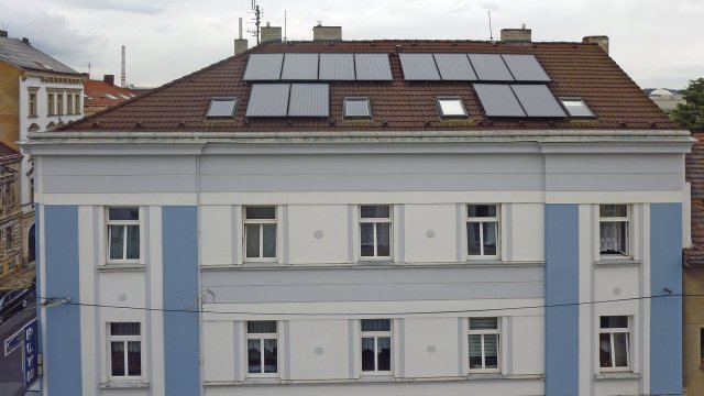 Sada 12 solárních kolektorů FKC-2 S na střeše bytového domu v Plzni