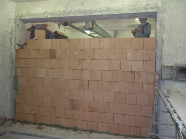 Výstavba zdi pro akustickou zkoušku