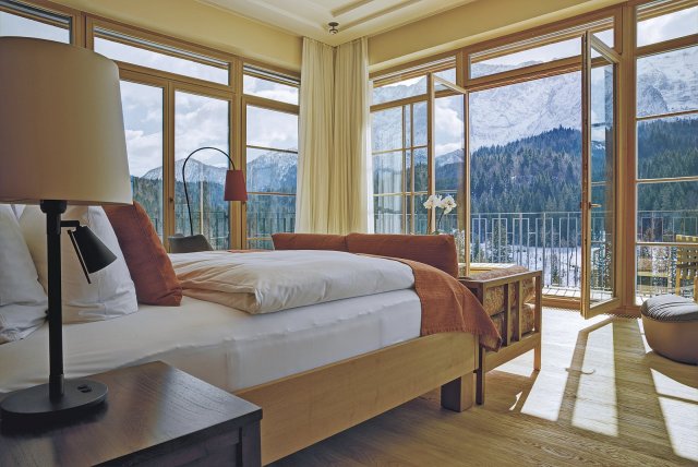 V apartmá o rozloze až 200 čtverečních metrů doplněných luxusním vybavením nacházejí hosté
„Schloss Elmau Retreat“ jedinečnou symbiózu volnosti a bezpečí.