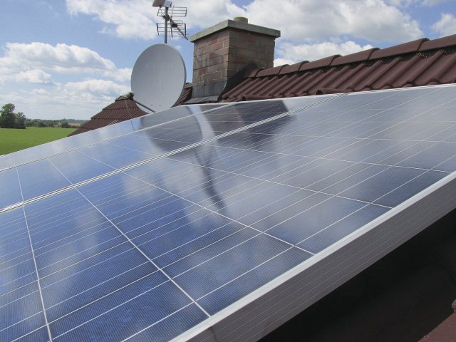 Fotovoltaické panely mají v porovnání s termickými menší účinnost avšak vyrobená elektrická energi má širší využití