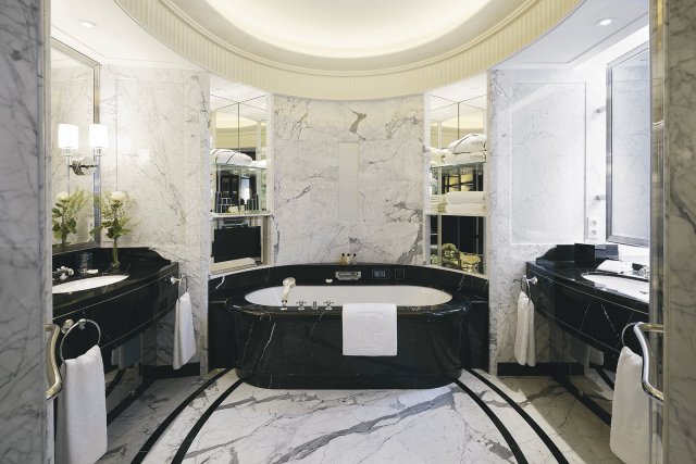 The Peninsula Paris – koupelna
Koupací vana Kaldewei Centro Duo Oval z hodnotné 3,5 mm smaltované oceli je jedním z lákadel velkorysých mramorových koupelen Peninsula Paris.
