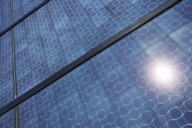 Pohled na fotovoltaické kolektory systému Ruukki On-Wall Solar – jde o dodatečně (add-on) montovatelný systém.
