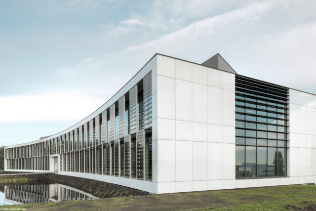 Nově otevřené Technologické centrum AGC v Belgii - Lacobel T Cool White (Foto: ©AGC Glass Europe)