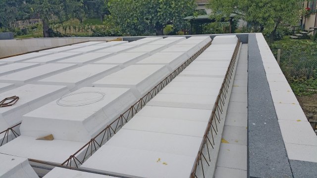 Montovaný vložkový strop Ytong se provádí bez nadbetonování, Jeho povrch je po betonáži přesný a nevyžaduje další korektury. Věnec je volen s izolací odpovídající tepelným hodnotám ostatního zdiva.