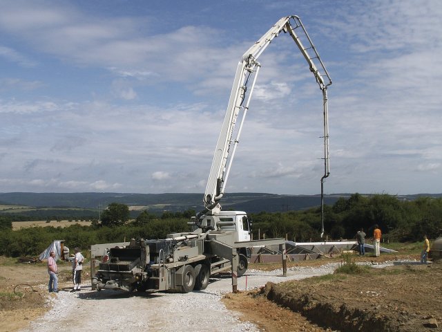 Mobilní čerpadlo na beton připravené k čerpání betonu na stavbě RD