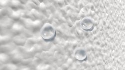 Hydrofobní efekt: Vodní kapky neproniknou do konstrukce omítky, ale zachovávají si kulatý tvar a stékají po fasádě.