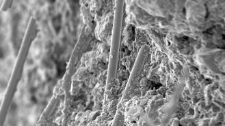 Skelná vlákna se velmi dobře pojí s vnitřní mikrostrukturou omítky