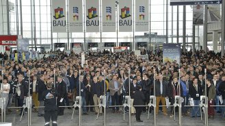 Předešlé konání BAU 2017: Vstupní hala WEST výstaviště Messe München před zahájením veletržního dne