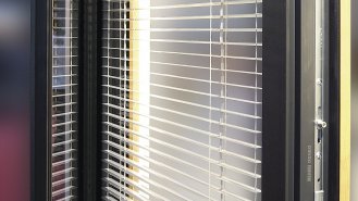 Součástí okenního křídla PROGRESS ALU EF+ je integrovaná žaluzie, která chrání interiér před nežádoucím slunečním svitem